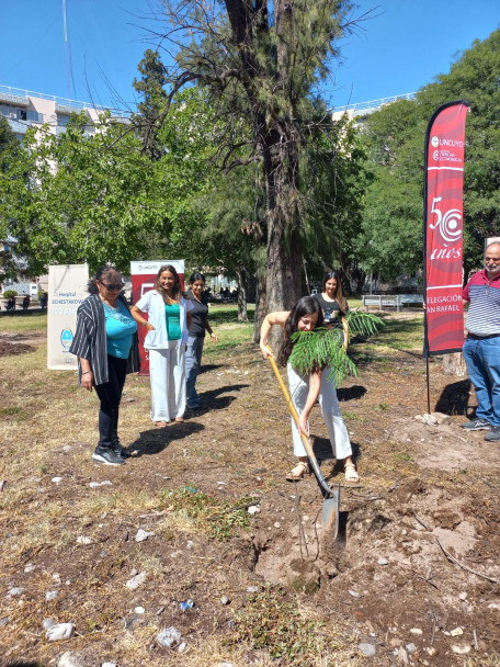 imagen La Delegación San Rafael plantó los árboles N° 24 y 25