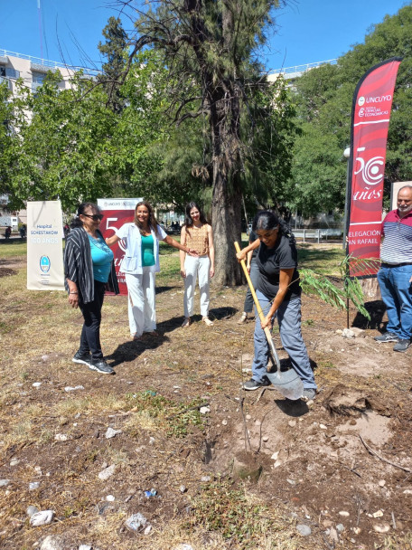 imagen La Delegación San Rafael plantó los árboles N° 24 y 25