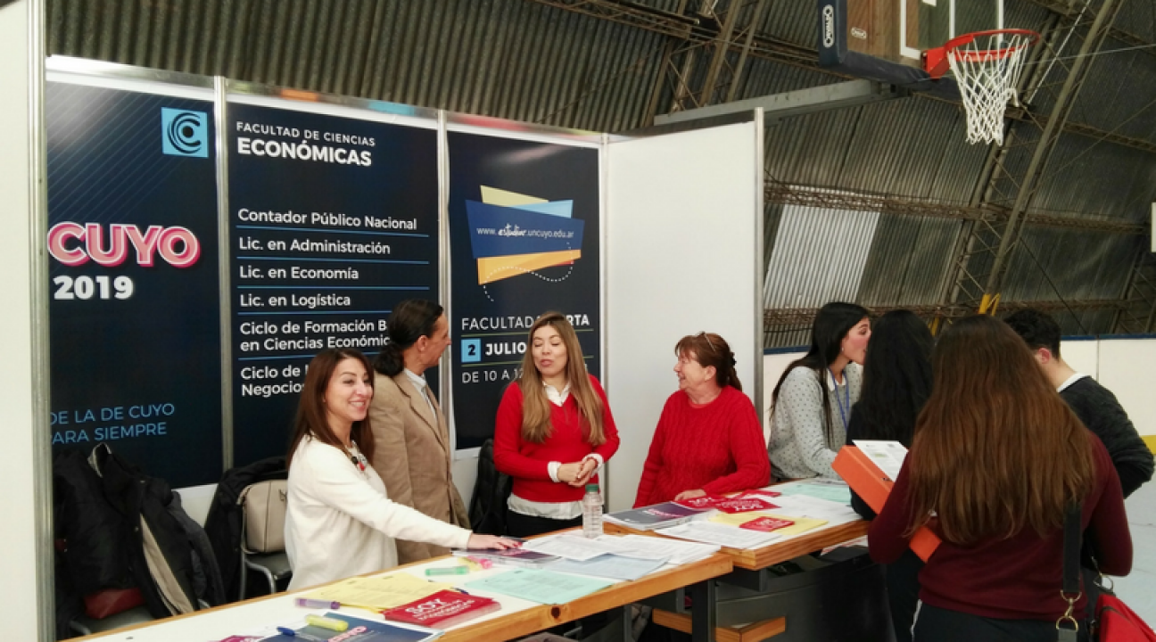 imagen Docentes y alumnos de la carrera de Lic. en Logística participaron de la Expo Educativa 2018