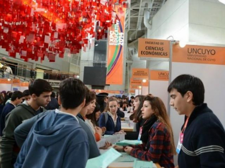 imagen La Facultad brinda información en la Feria Educativa