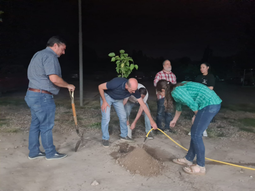 imagen Se plantaron los árboles N°21 y N°22 por parte de la Delegación de San Rafael