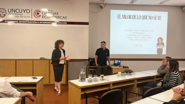 imagen El personal de apoyo de la facultad participó de la capacitación "El valor de lo que no se ve"