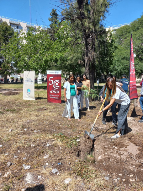 imagen La Delegación San Rafael plantó los árboles N° 24 y 25