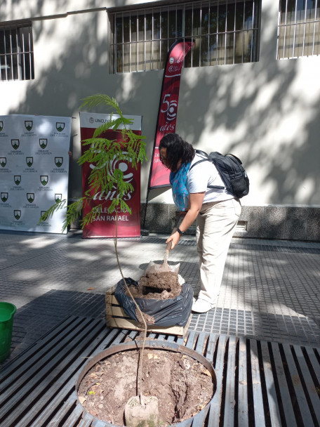 imagen Se plantó el árbol N°18 por parte de la Delegación de San Rafael