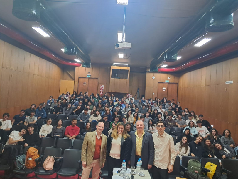 imagen Administración en Acción: visita de referentes y acciones de vinculación con el medio: encuentro con Jorge Parera, CEO de Cadena de Farmacias CHESTER