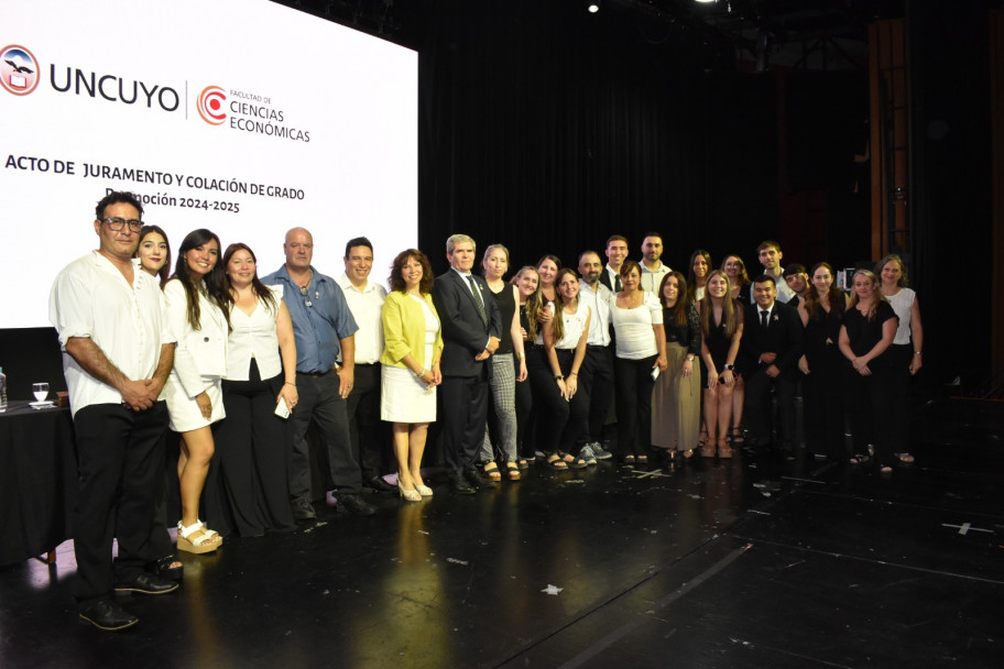 imagen La Facultad celebró a sus nuevos graduados/as en el Acto de Juramento y Colación de Grado 2024-2025