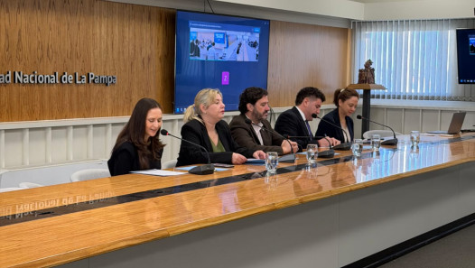 imagen La Profesora Patricia Olguin participó de la 5° reunión intermedia de la AAHE