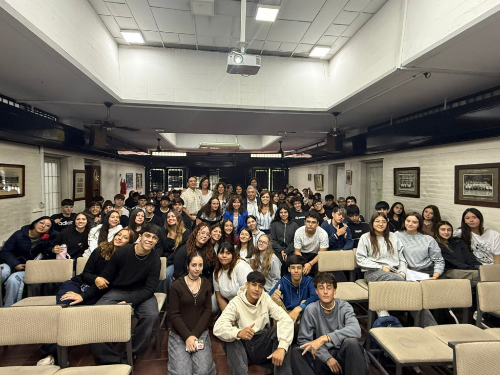 imagen Autoridades de la Facultad se reunieron con estudiantes y docentes de la Escuela de comercio Martín Zapata para fortalecer la articulación educativa