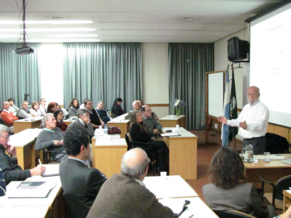 imagen El Dr. Hawes brindó su experiencia sobre Formación en la Universidad de Chile