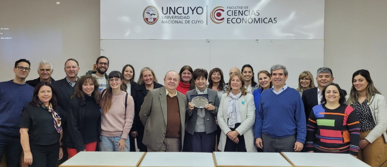 imagen Reconocimiento a la Doctora Olga Castillejo por su trayectoria docente en nuestra facultad