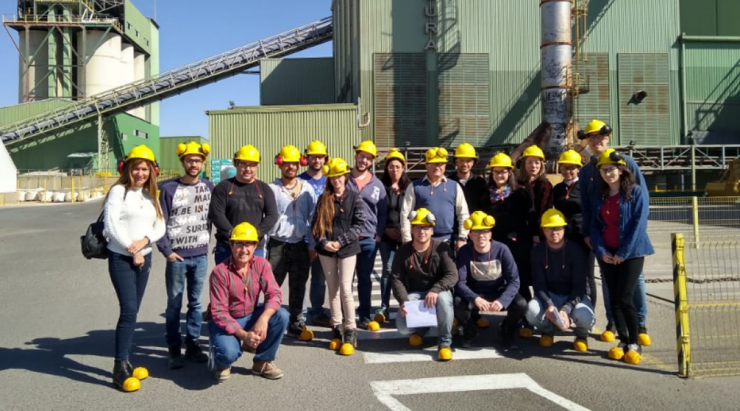imagen Alumnos de la Licenciatura en Logística visitaron  la planta de producción de Verallia