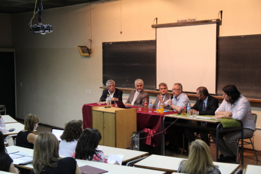 imagen Referentes de la salud provincial conformaron un panel de debate en la Facultad