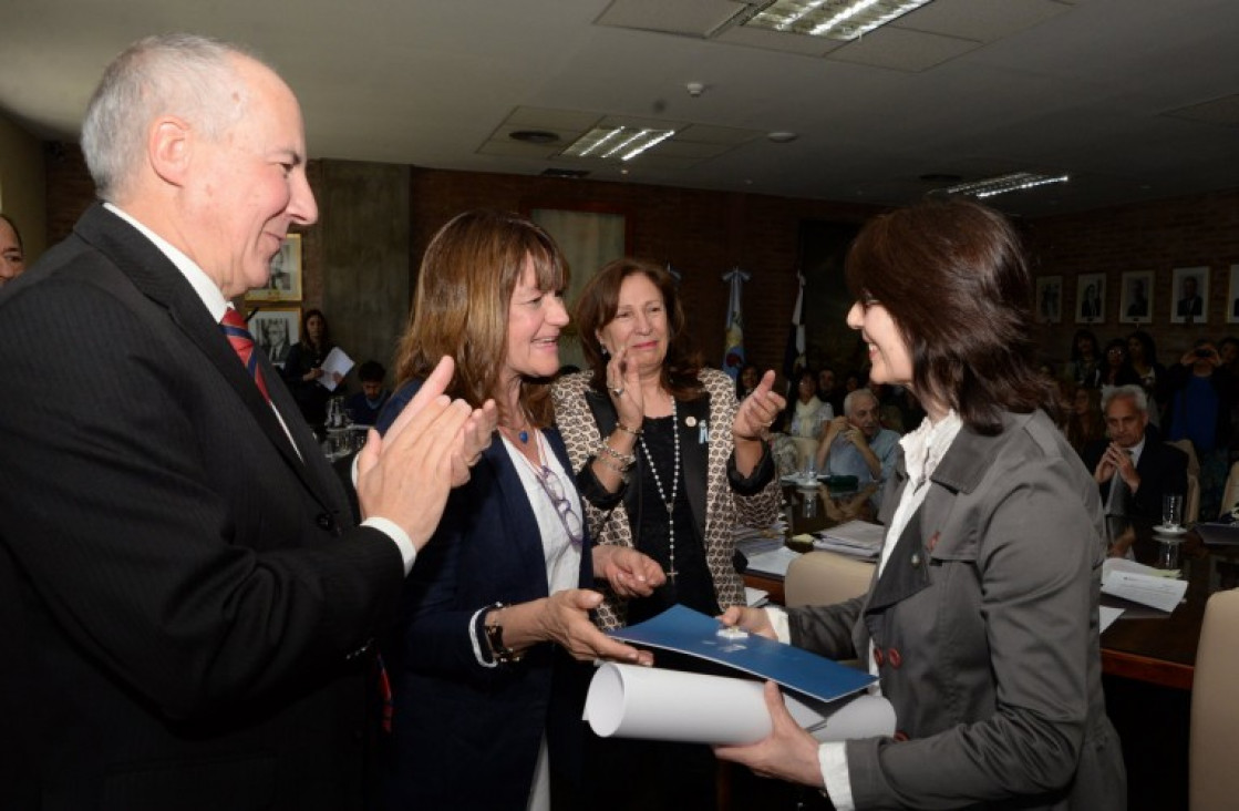 imagen Premio «María Elisa Norton Farmache», en reconocimiento al esfuerzo y dedicación en sus carreras y estudios en condiciones de adversidad social, económica o de salud.