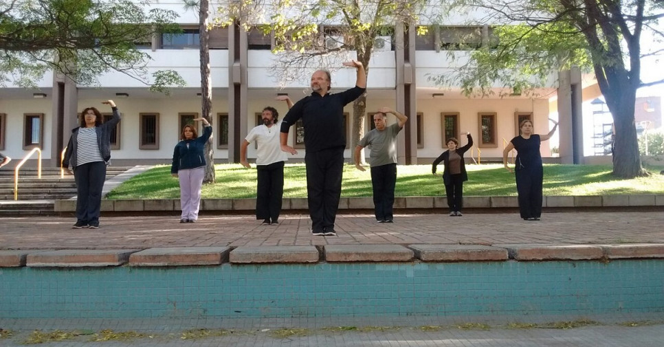 imagen ¡Seguí en Movimiento! Comenzaron las clases de Tai Chi en el predio de nuestra Facultad 