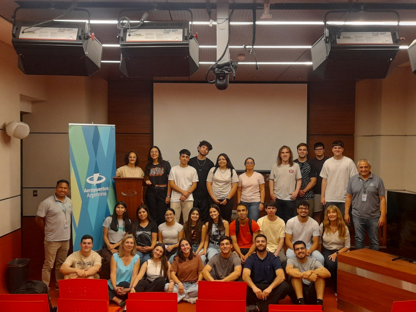 imagen Estudiantes de Logística visitaron el Aeropuerto Francisco Gabrielli