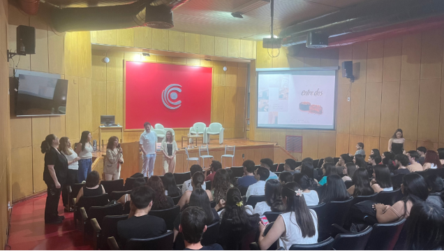 imagen Experiencia empresarial de primera mano: propietarios de "Entre Dos" visitaron la Cátedra de Introducción a la Comercialización