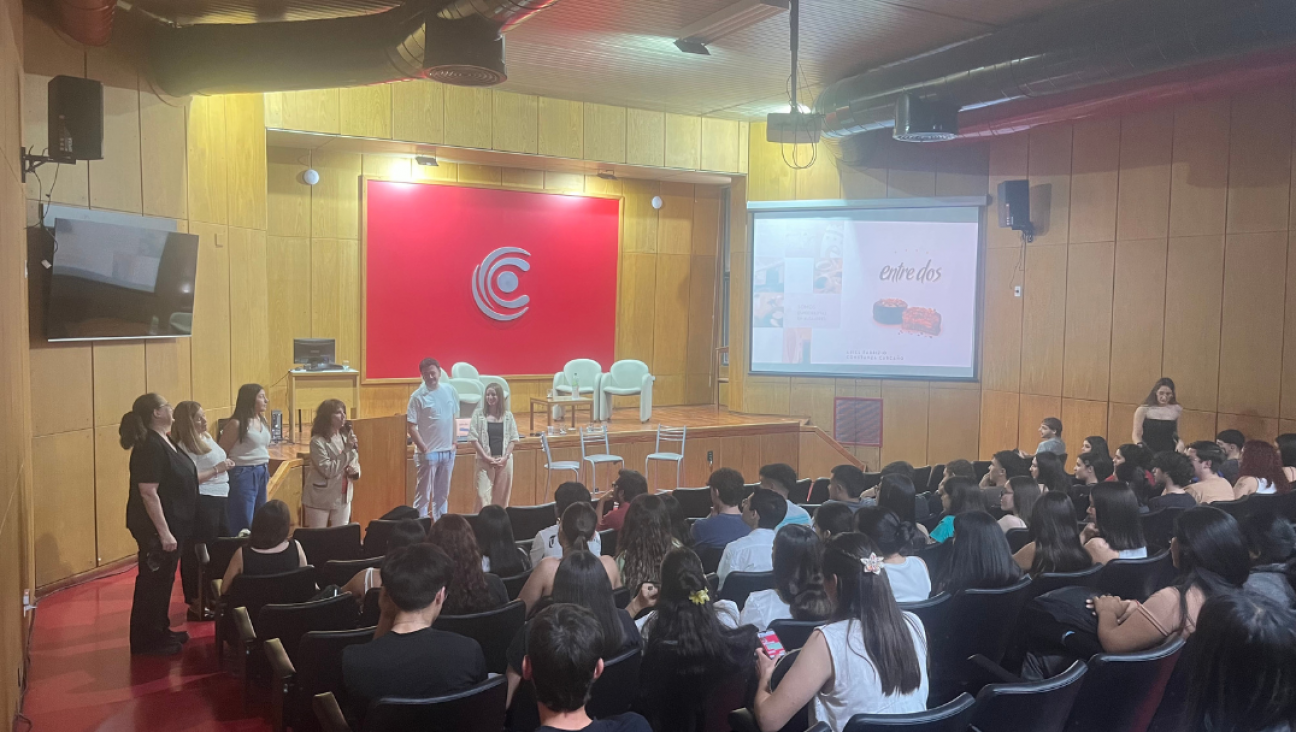 imagen Experiencia empresarial de primera mano: propietarios de "Entre Dos" visitaron la Cátedra de Introducción a la Comercialización