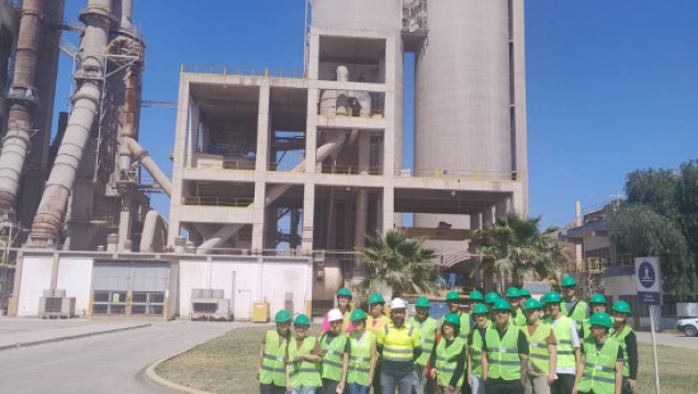imagen Estudiantes de Logística visitaron Holcim