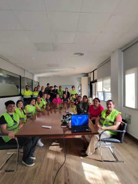 imagen Estudiantes de Logística visitaron Holcim