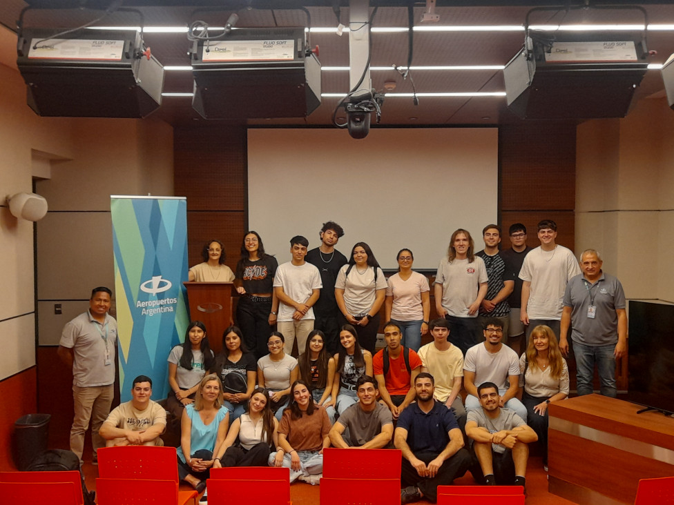 imagen Estudiantes de Logística visitaron el Aeropuerto Francisco Gabrielli