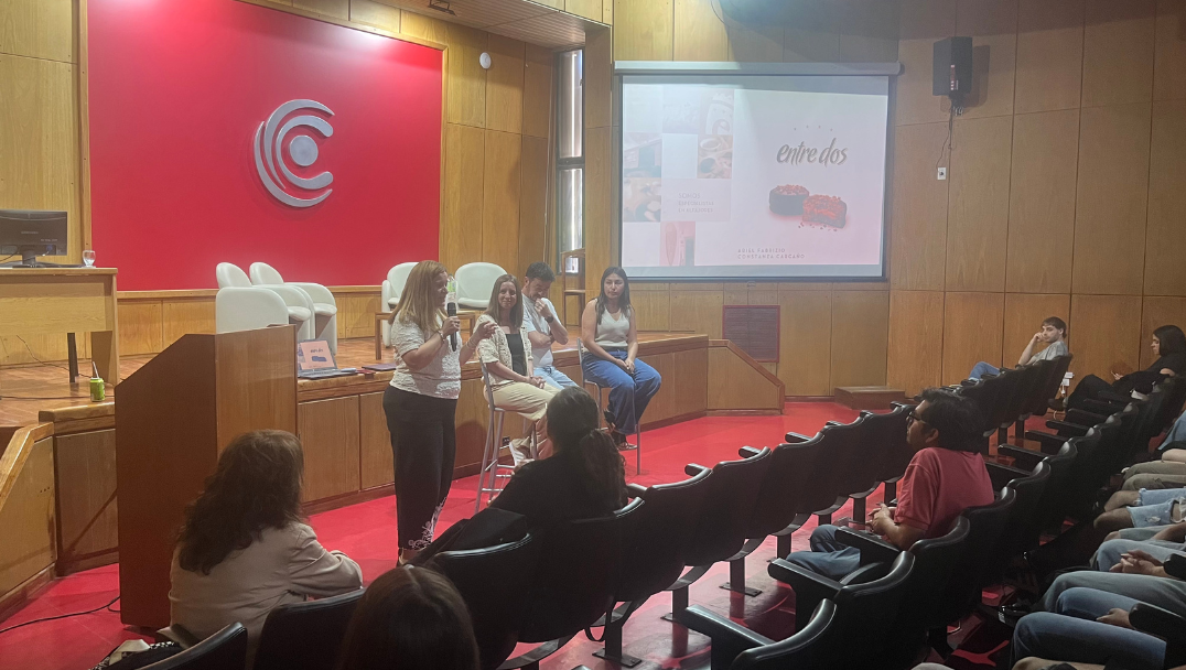 imagen Experiencia empresarial de primera mano: propietarios de "Entre Dos" visitaron la Cátedra de Introducción a la Comercialización