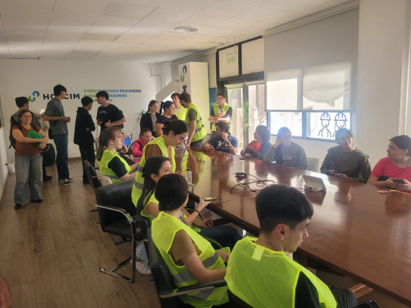 imagen Estudiantes de Logística visitaron Holcim